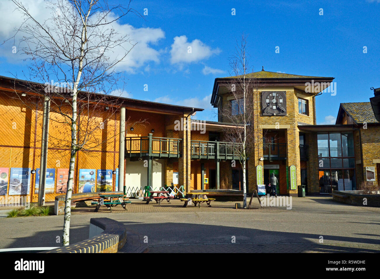 Centro de visitantes en invierno en el WWT London Wetland Centre, Queen Elizabeth's Walk SW13. Febrero. Foto de stock