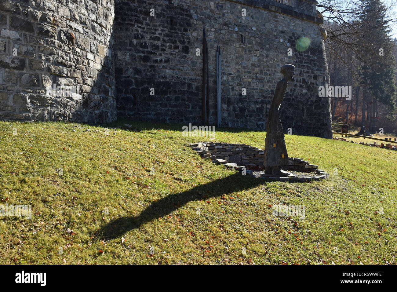 100 De Ani Romania 100 De Sculpturi 100 De Zile Sculpture En El Parque De Exposiciones De Palacio Cantacuzino Busteni El Valle De Prahova En Rumania Fotografia De Stock Alamy