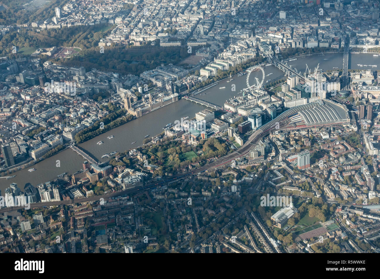 Toma aérea de Londres mostrando atracciones turísticas y lugares clave como el Palacio de Buckingham, el Nelson's Column y las Casas del Parlamento Foto de stock