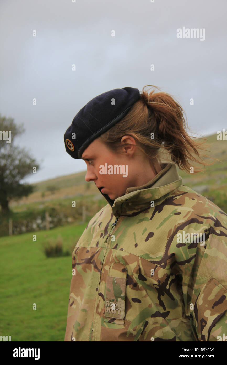 Royal Navy hembra rating en camuflaje en Dartmoor como parte de Diez Tors ejercicio Foto de stock