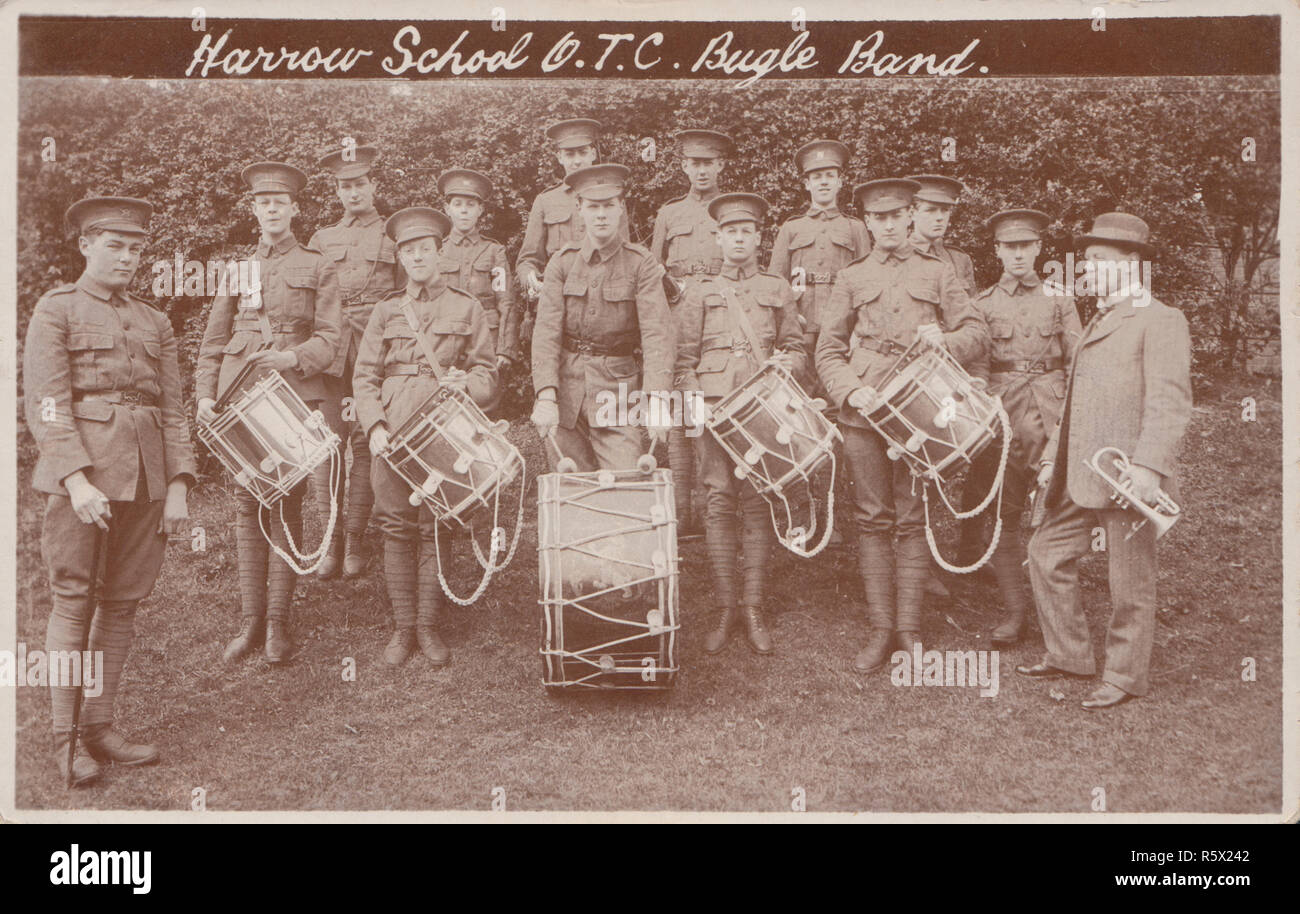 Vintage 1913 postales fotográficas de la Harrow School O. T.C.Fanfarria (Harrow Rifles). Foto de stock