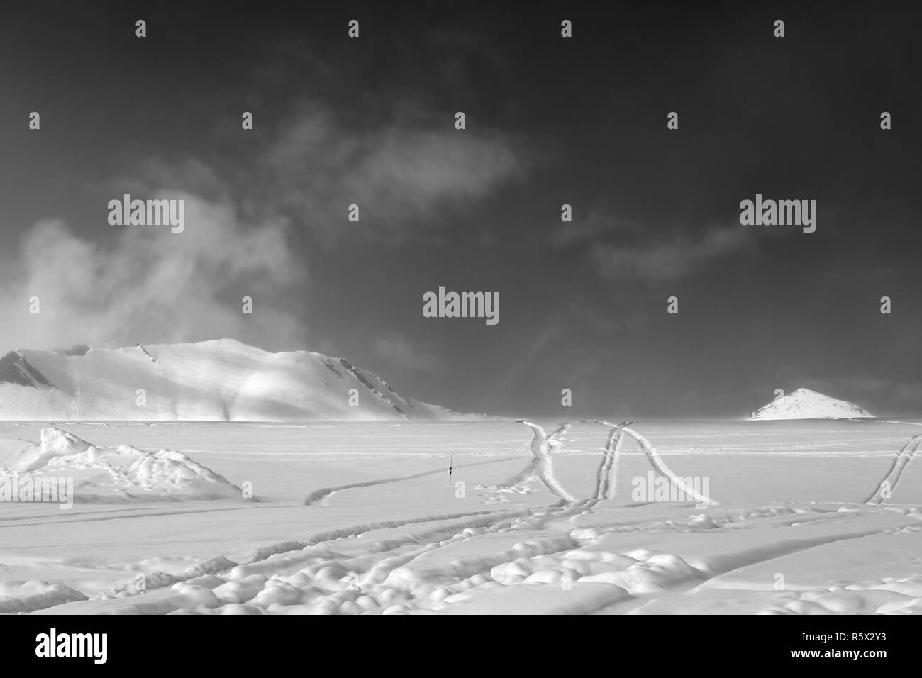 Pista de esquí fuera de pista con nieve recién caída y trazas de esquís, snowboards después de las nevadas. Montañas del Cáucaso en la niebla en el sol noche de invierno, Georgia, volver Foto de stock