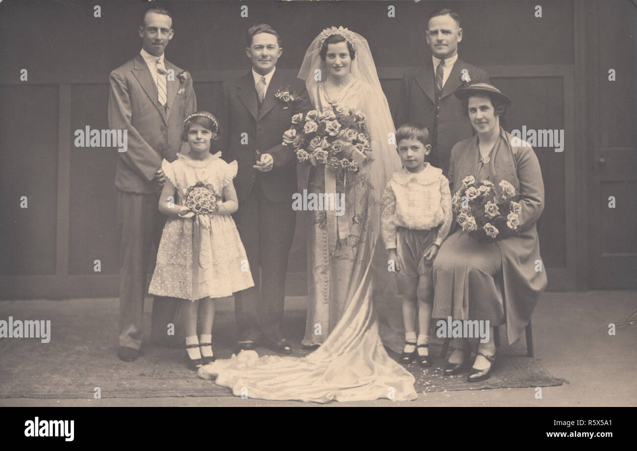 Vestido de novia de 1930 fotografías e imágenes de alta resolución - Alamy Vestido de novia de 1930 fotografías e imágenes de alta resolución - Alamy