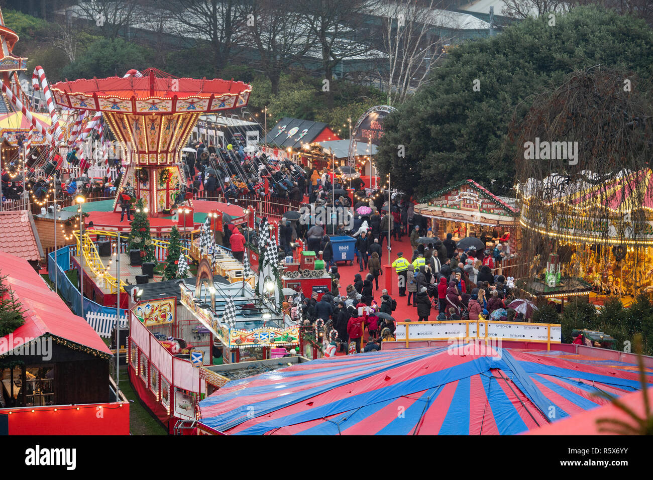 Mercado de Navidad de Edimburgo, la calle Princes Street Gardens, navidad, multitudes, llena Foto de stock