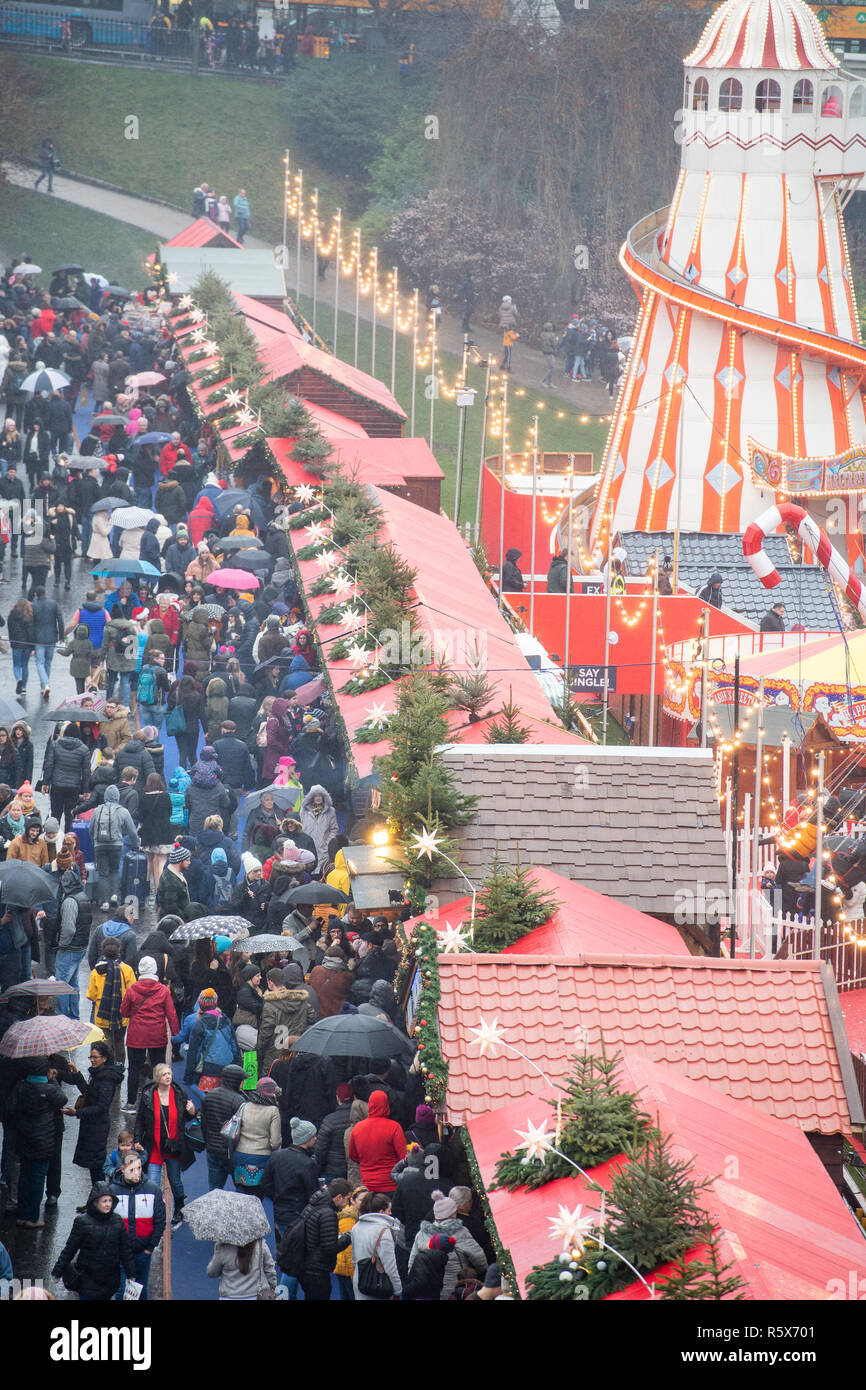 Mercado de Navidad de Edimburgo, la calle Princes Street Gardens, navidad, multitudes, llena Foto de stock