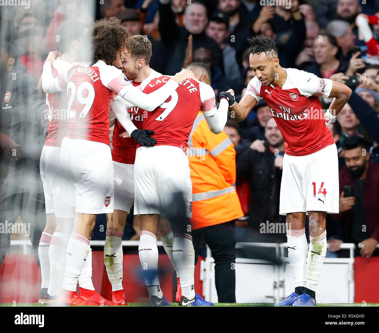 Londres, Reino Unido. 2 de diciembre, 2018. Goleadores del Arsenal (L) Lacazette y Pierre-Emerick Aubameyang (R) se estrechan las manos en la celebración durante la English Premier League entre Arsenal