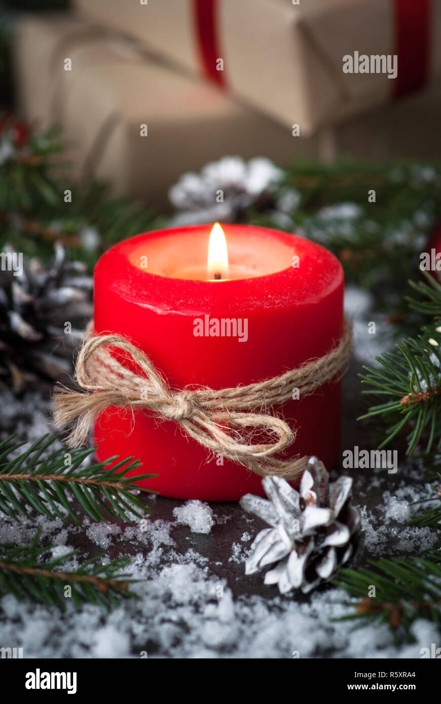 Velas de navidad y decoración actual Fotografía de stock - Alamy