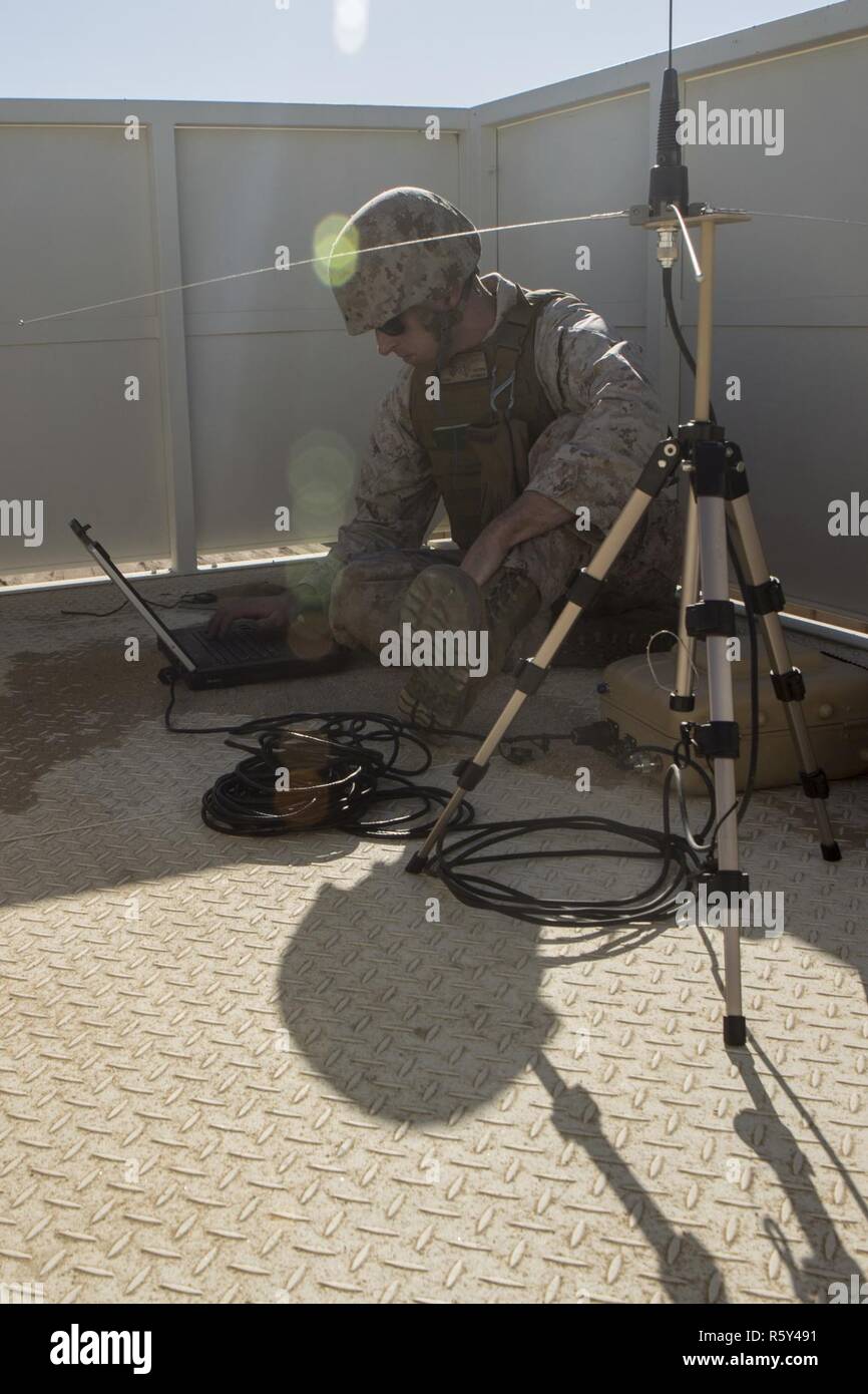 El Sargento de Infantería de Marina de los EE.UU. Taylor J. Dieckman, operaciones de apoyo de información militar de suboficiales, con el 1er Batallón, 4º Regimiento de la Infantería de Marina, establece comunicaciones durante el asalto 3 Tácticas de soporte (AST-3) como parte del curso de Instructor de armas y tácticas (WTI) 2-17 en 29 Palms, California, 21 de abril de 2017. AST-3 es un ejercicio centrado en la realización de la operación de evacuación de no combatientes (NEO) en un entorno urbano, y proporcionando al mismo tiempo la asistencia humanitaria extranjera (FHA) a la nación anfitriona. El WTI es un evento de capacitación de siete semanas organizado por Marina Escuadrón de armas y tácticas de aviación Foto de stock