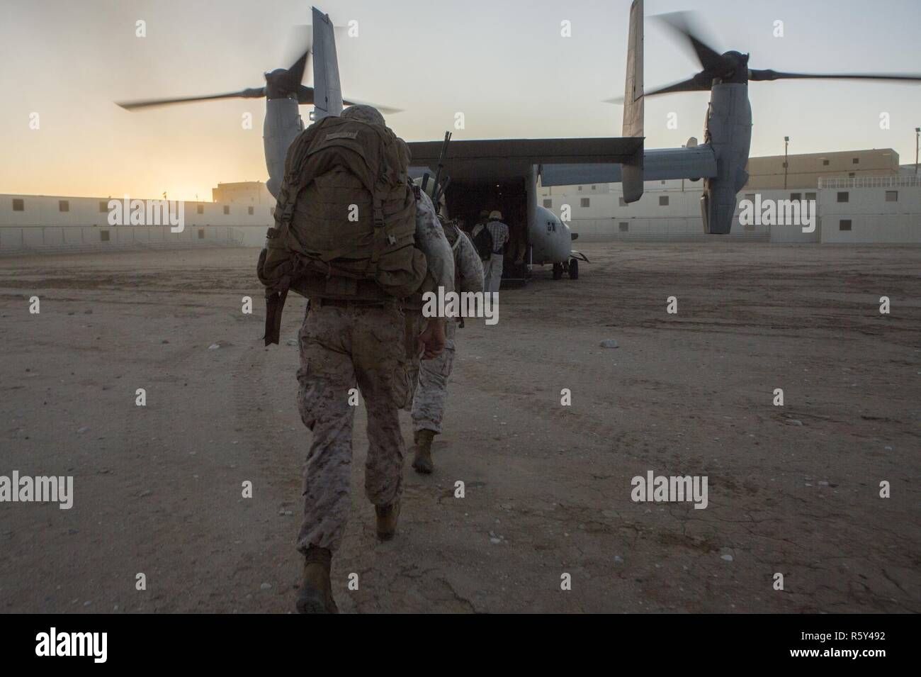 Los Marines de EE.UU. Junta una MV-22 Osprey tras asalto tácticas de apoyo 3 (AST-3) como parte del curso de Instructor de armas y tácticas (WTI) 2-17 en 29 Palms, California, 21 de abril de 2017. AST-3 es un ejercicio centrado en la realización de la operación de evacuación de no combatientes (NEO) en un entorno urbano, y proporcionando al mismo tiempo la asistencia humanitaria extranjera (FHA) a la nación anfitriona. El WTI es un evento de capacitación de siete semanas organizado por la Aviación Marina armas y tácticas de escuadrón MAWTS Uno (cuadro 1), que enfatiza la integración operacional de las seis funciones de aviación del Cuerpo de Infantería de Marina en apoyo de una masa de aire marino Ta Foto de stock