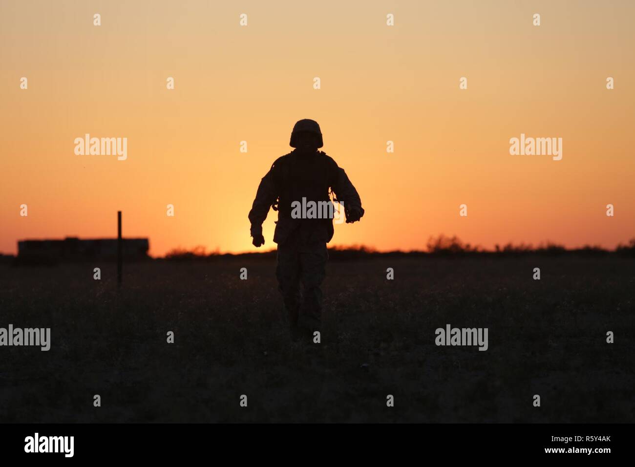 Cuerpo de Marina de los EE.UU. Lance Cpl. Jonathan E. Vázquez una meteorología y oceanografía (METOC analista forecaster con aire marino Escuadrón de Control (MAC-1) llega al scout una posición adecuada para un sistema de observación meteorológica automatizada en un punto de reabastecimiento de armado de avance (FARP) durante el asalto tácticas de apoyo 3 en apoyo de armas y tácticas Instructor (WTI) curso 2-17 en Yuma, Arizona, 21 de abril de 2017. El ejercicio se centró en FARP y armando aviones de reabastecimiento de combustible de manera expedita. El WTI es un evento de capacitación de siete semanas organizado por la Aviación Marina Escuadrón de armas y tácticas (MAWTS-1), que destacan cuadros Foto de stock