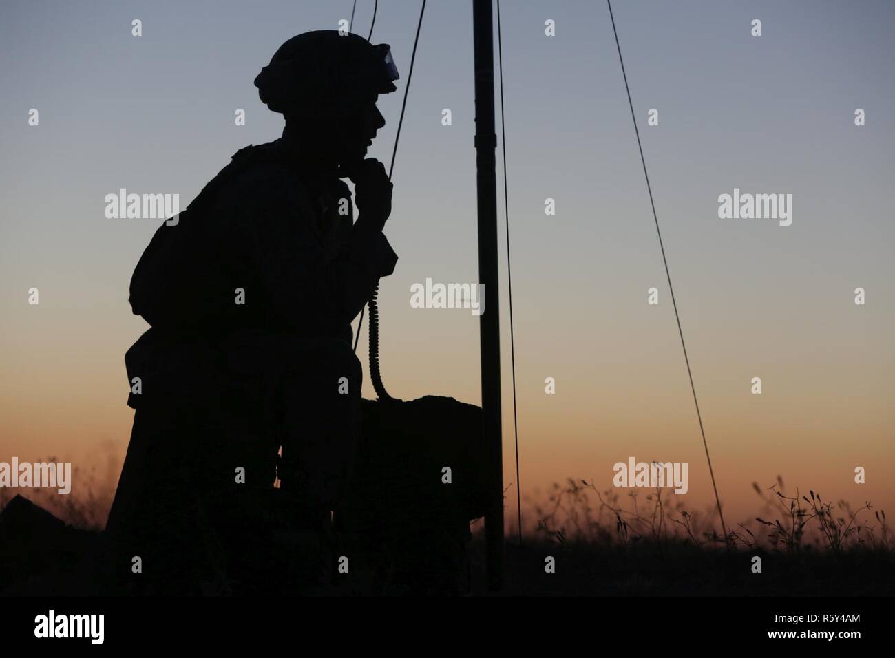 Marina de los EE.UU. Lance Cpl. Michael Taylor, un sistema de Control del Tráfico Aéreo (ATC) comunicación técnico con aire marino Escuadrón de Control (MAC-1) establece comunicación de alta frecuencia en un punto de reabastecimiento de armado de avance (FARP) durante el asalto tácticas de apoyo 3 en apoyo de armas y tácticas Instructor (WTI) curso 2-17 en Yuma, Arizona, 21 de abril de 2017. El ejercicio se centró en FARP y armando aviones de reabastecimiento de combustible de manera expedita. El WTI es un evento de capacitación de siete semanas organizado por la Aviación Marina armas y tácticas de escuadrón MAWTS Uno (cuadro 1), que enfatiza la integración operacional de las seis funciones Foto de stock