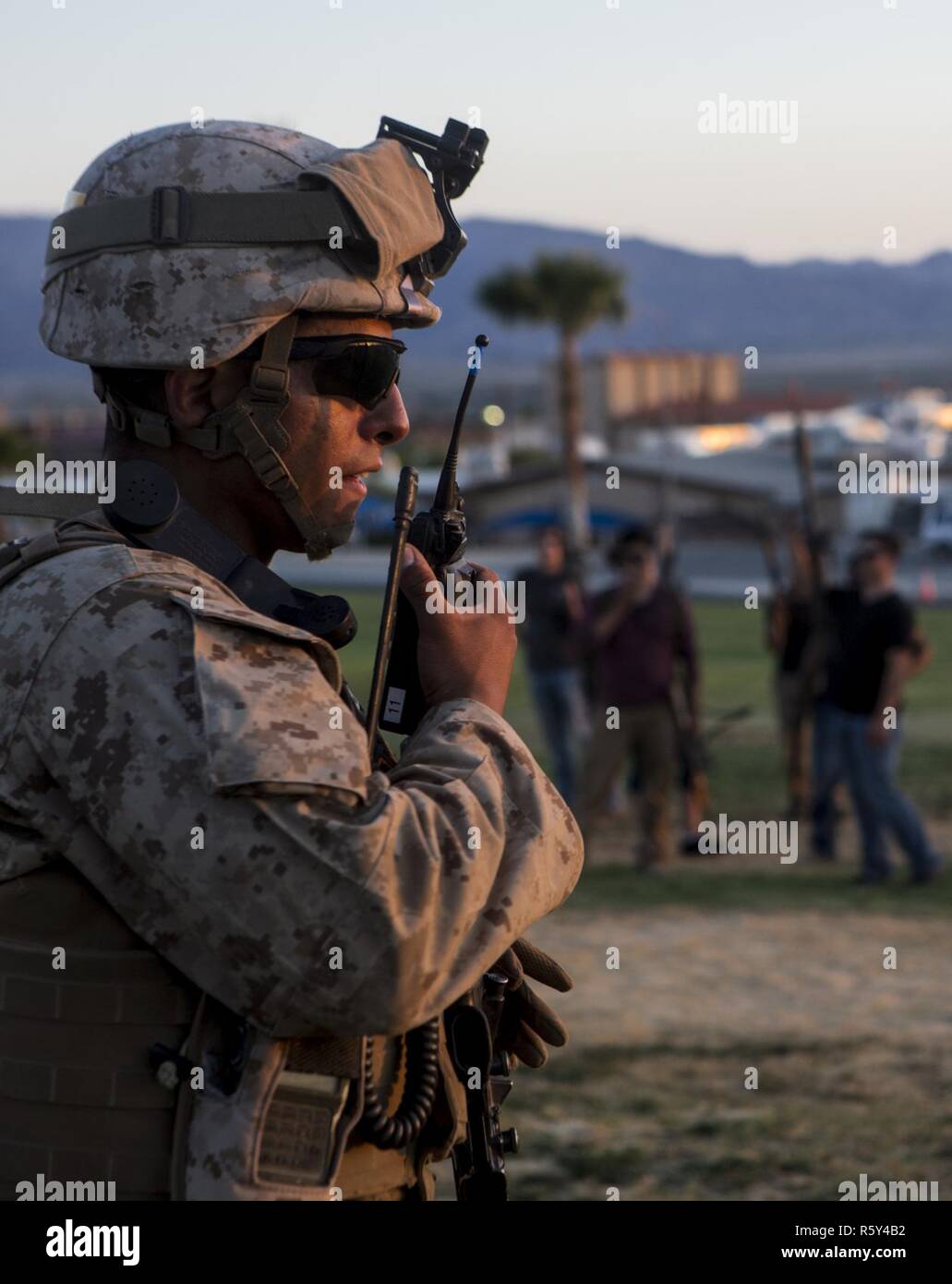 Cuerpo de Marines de EE.UU al subteniente Josué González, el comandante del pelotón con Golf Company, Segundo Batallón, 6º Regimiento de la Infantería de Marina, habla en la radio durante el asalto 3 Tácticas de soporte (AST-3) como parte del curso de Instructor de armas y tácticas (WTI) 2-17 en 29 Palms, California, 21 de abril de 2017. AST-3 es un ejercicio centrado en la realización de la operación de evacuación de no combatientes (NEO) en un entorno urbano, y proporcionando al mismo tiempo la asistencia humanitaria extranjera (FHA) para la simulación de la nación anfitriona. El WTI es un evento de capacitación de siete semanas hospedado por infantes de Marina Aviación Escuadrón de armas y tácticas (MAWTS-1) a cuadros, que empha Foto de stock