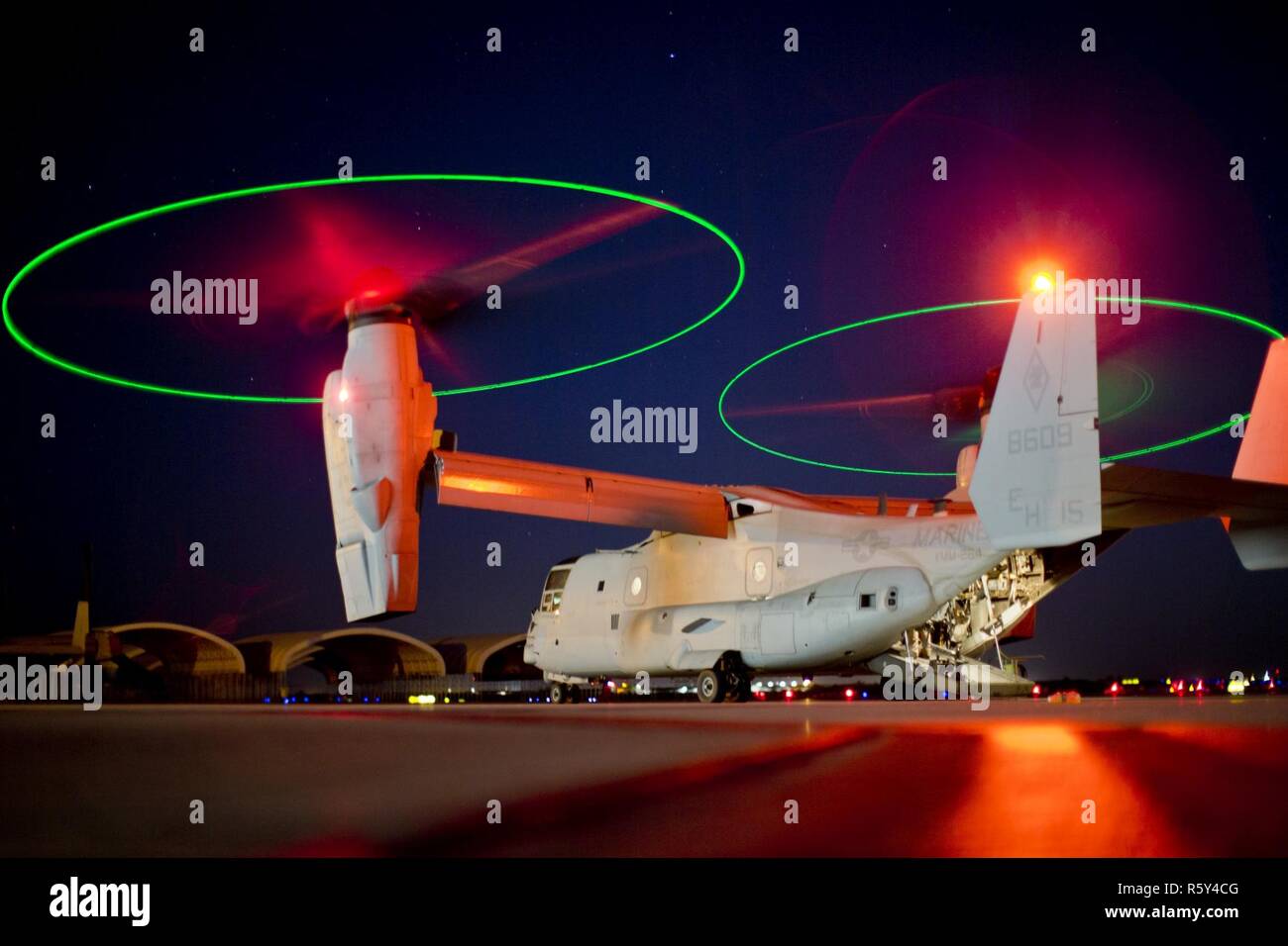 Un Cuerpo de Marines de EE.UU MV-22 Osprey asignado a la Aviación Marina Escuadrón de armas y tácticas (MAWTS-1) tierras tras el asalto tácticas de soporte 3 (AST-3) El ejercicio como parte del curso de Instructor de armas y tácticas (WTI) 2-17 en Yuma, Arizona, 21 de abril de 2017. AST-3 es un ejercicio centrado en la realización de la operación de evacuación de no combatientes (NEO) en un entorno urbano, y proporcionando al mismo tiempo la asistencia humanitaria extranjera (FHA) para la simulación de la nación anfitriona. El WTI es un evento de capacitación de siete semanas hospedado por MAWTS-1 cadre, que enfatiza la integración operacional de las seis funciones del Marine Corps avi Foto de stock