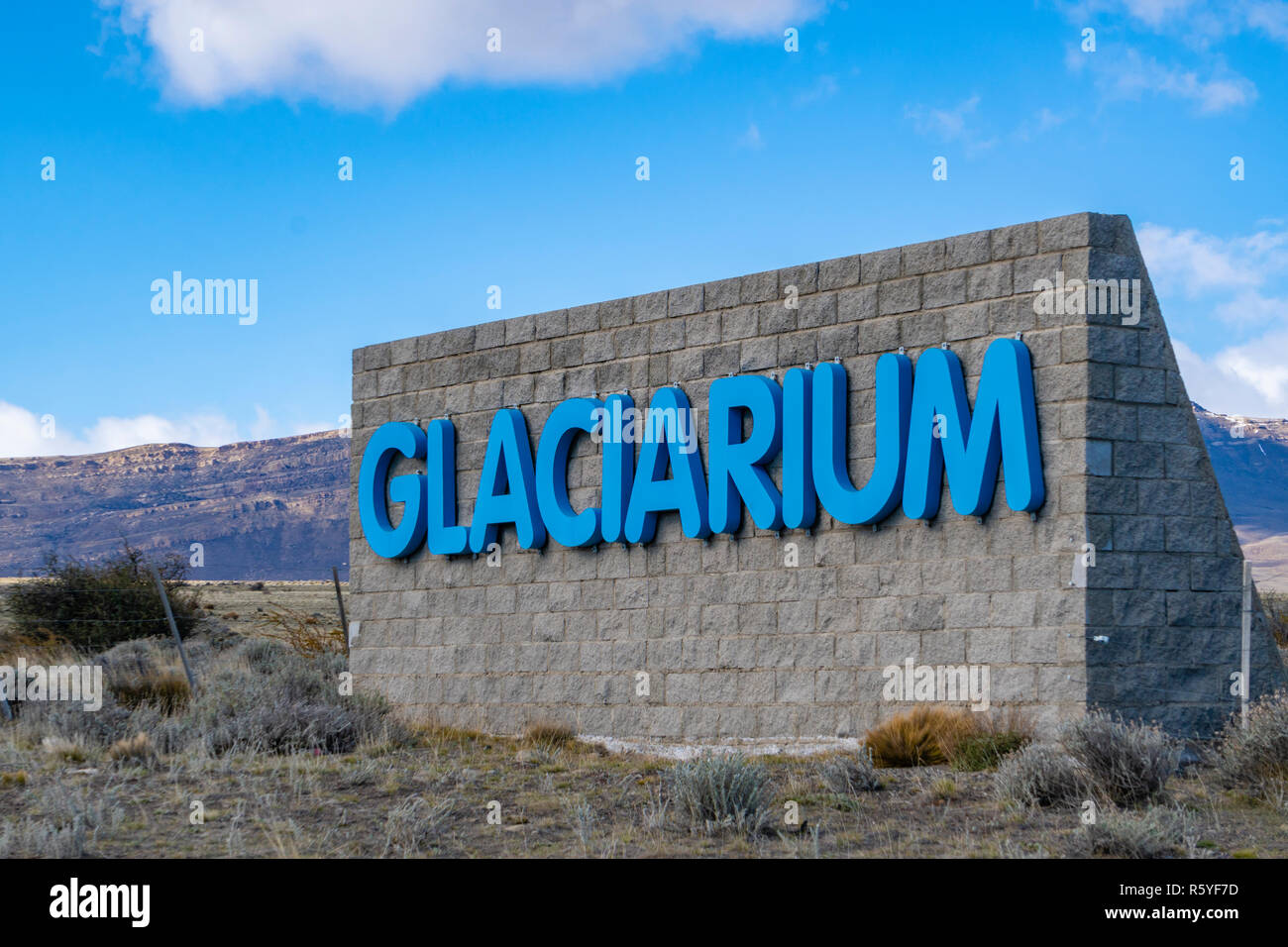 Cartel a la entrada del museo Glaciarium en El Calafate Foto de stock