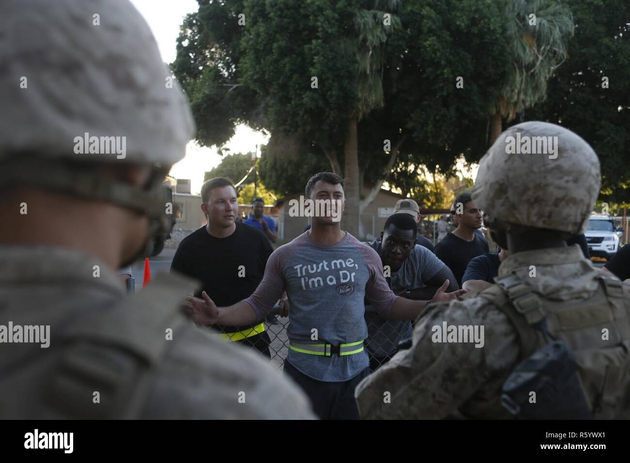 Un jugador de rol sostiene con los Marines de Estados Unidos con el Segundo Batallón, 6º Regimiento de la Infantería de Marina, la 2ª División de Infantería de Marina durante un asalto tres tácticas de soporte (AST-3) El ejercicio como parte del curso de Instructor de armas y tácticas (WTI) 2-17 en Kiwanis Park en Yuma, Arizona, 21 de abril de 2017. AST-3 es un ejercicio centrado en la realización de la operación de evacuación de no combatientes (NEO) en un entorno urbano, y proporcionando al mismo tiempo la asistencia humanitaria extranjera (FHA) para la simulación de la nación anfitriona. El WTI es un evento de capacitación de siete semanas, acogido por la Aviación Marina armas y tácticas de escuadrón MAWTS Uno (cuadro 1), que enfatiza la op Foto de stock