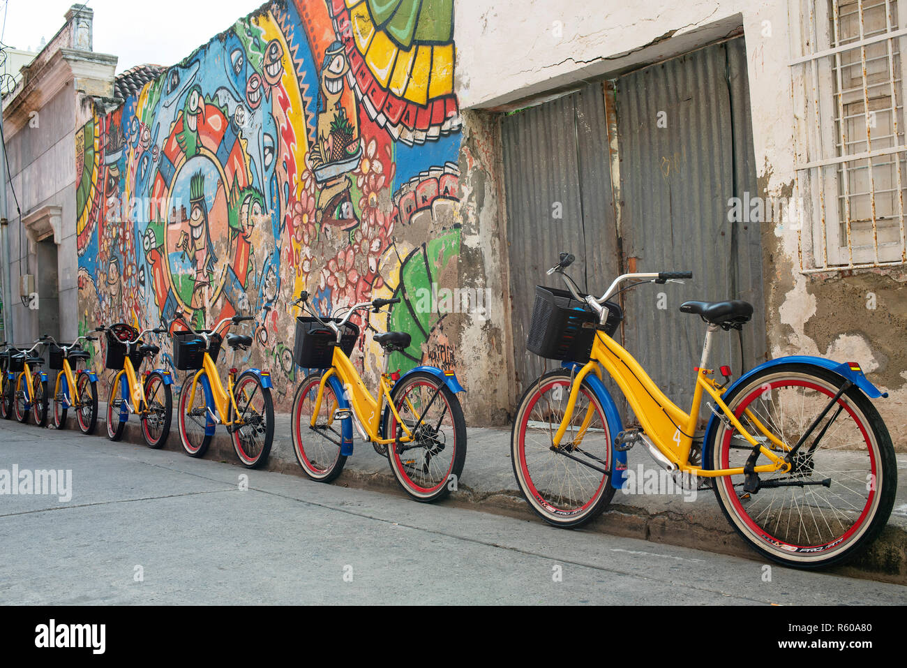 caravana Toro desvanecerse Alquiler de bicicletas tricolor (amarillo, azul y rojo como la bandera  nacional) se alinearan contra la pared colorida. Getsemani, Cartagena de  Indias, Colombia. Oct 2018 Fotografía de stock - Alamy