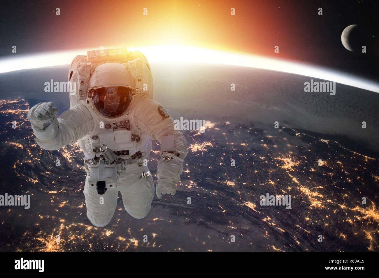 Asteronaut en el espacio ultraterrestre y el planeta Tierra en la noche y el Sol. Los elementos de esta imagen proporcionada por la NASA Foto de stock