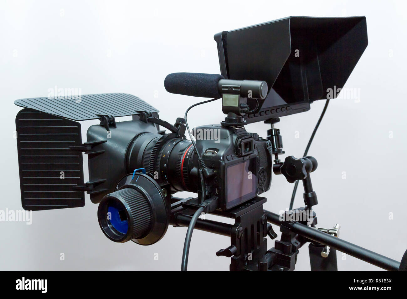 Equipo de cámara para grabar vídeo y grabación de sonido sobre un trípode  fijo Fotografía de stock - Alamy