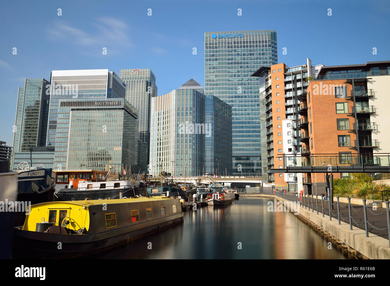 Las barcazas amarrados en Cuenca Blackwall, Canary Wharf, los Docklands East London, Reino Unido Foto de stock