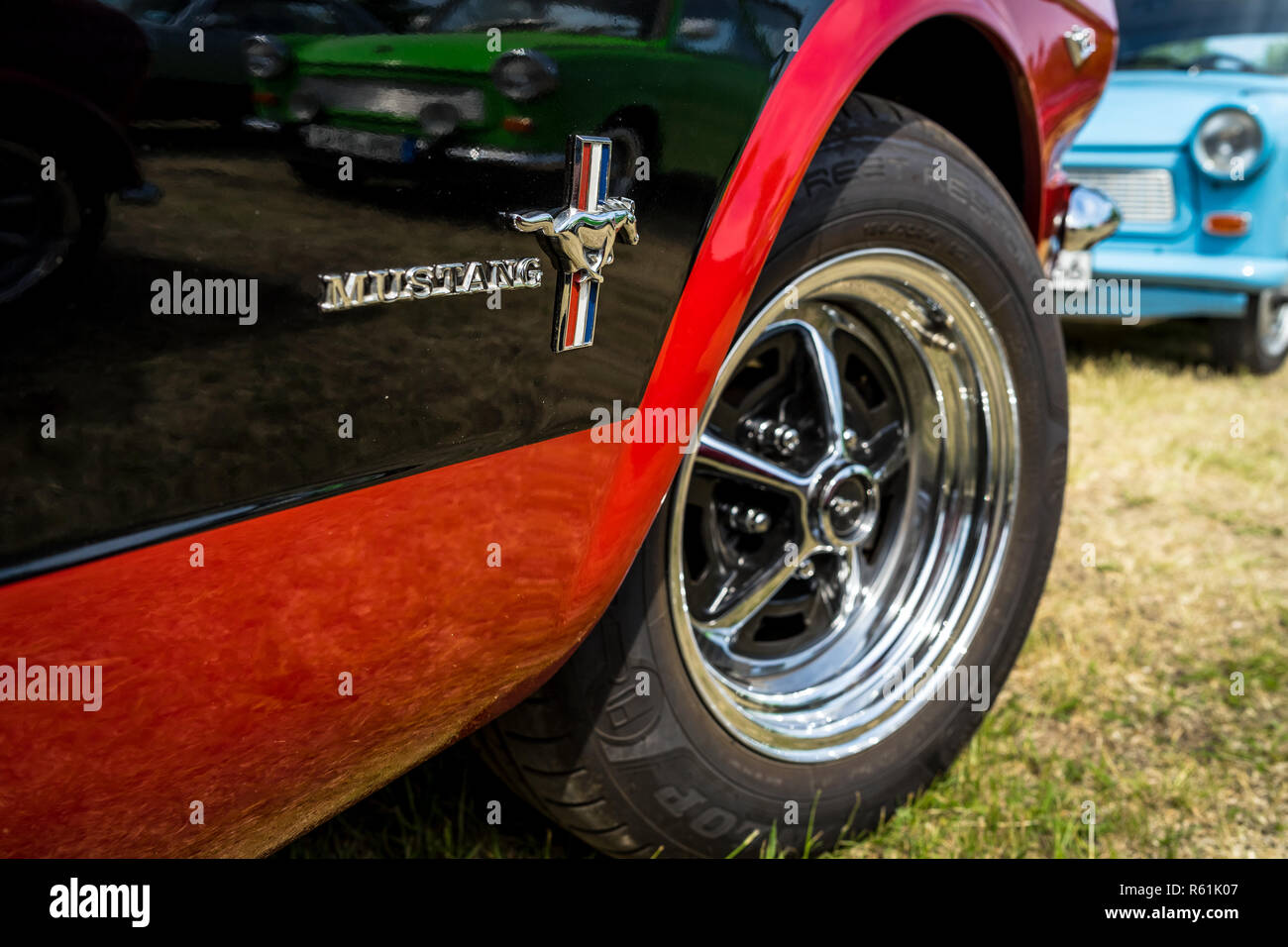 IM GLIEN PAAREN, Alemania - 19 de mayo de 2018: el emblema de un músculo coche Ford Mustang. Exposición 'Die Oldtimer Show 2018'. Foto de stock