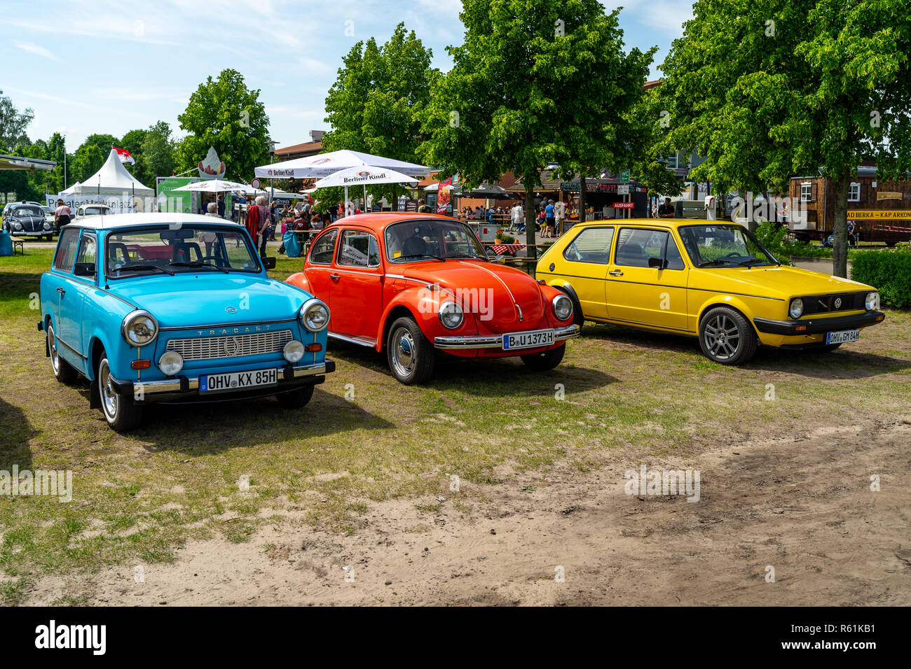 IM GLIEN PAAREN, Alemania - 19 de mayo de 2018: Ver alemana de coches antiguos (Trabant, VW Beetle, VW Golf). Die Oldtimer Show 2018. Foto de stock