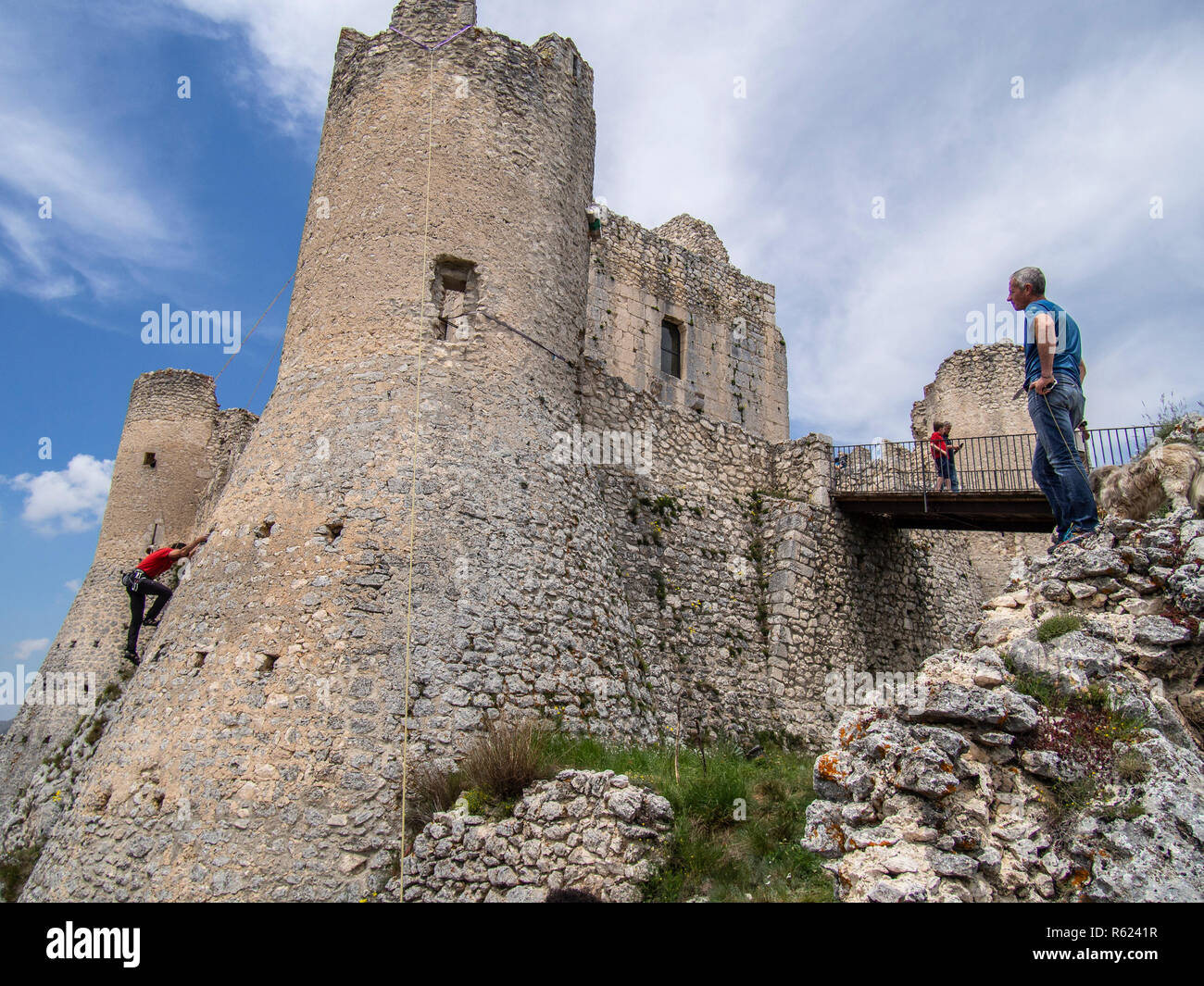 Italia, Abruzzo, Calascio arruinado Castillo, Rocca Calascio, escaladores subir la torre Foto de stock
