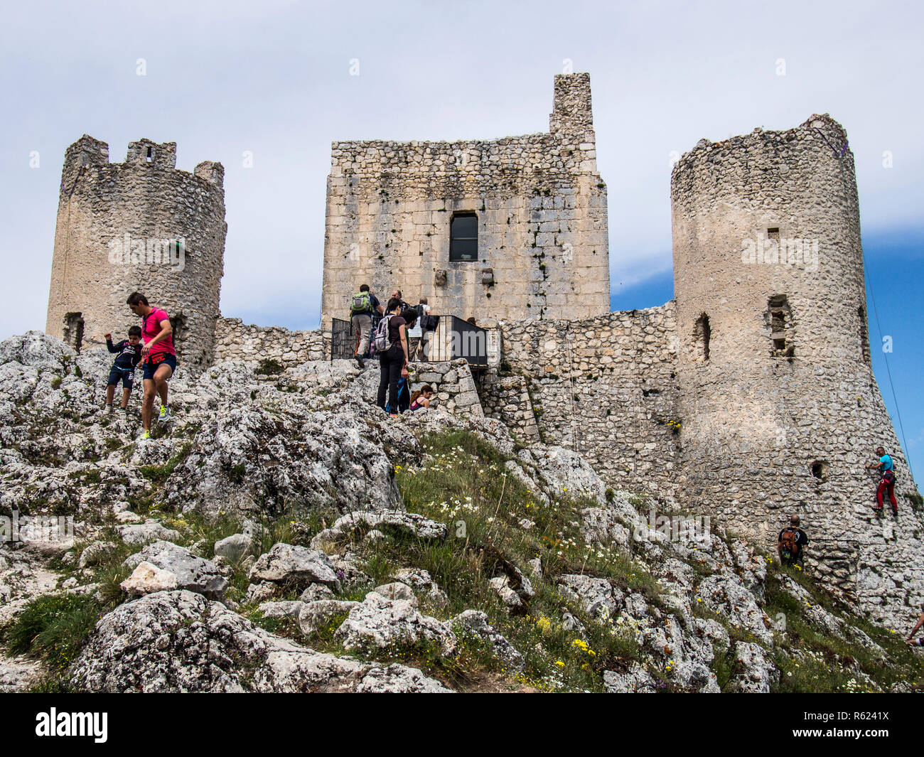 Italia, Abruzzo, Calascio arruinado Castillo, Rocca Calascio, escaladores subir la torre Foto de stock