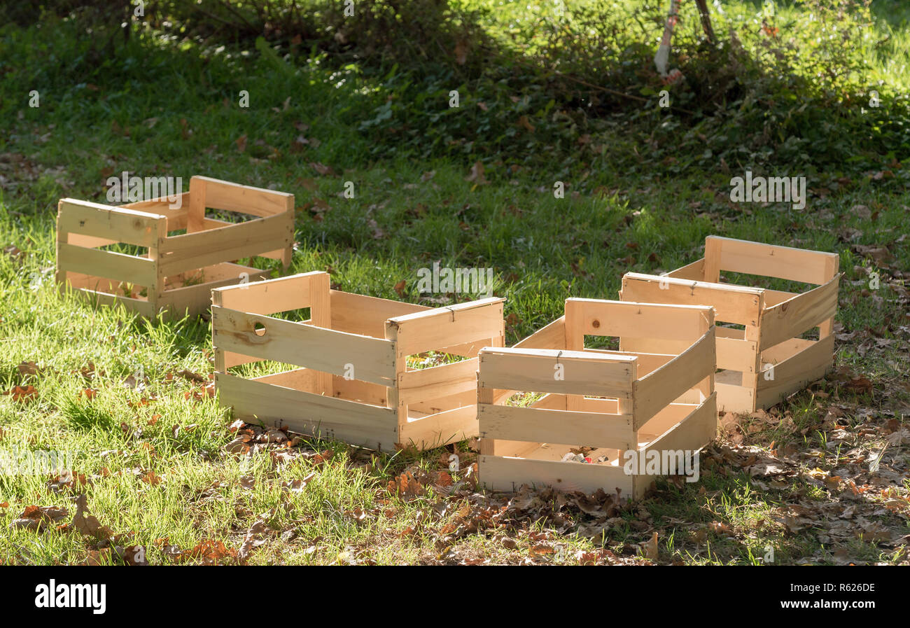 Las pequeñas cajas de madera para frutas y verduras Fotografía de stock -  Alamy