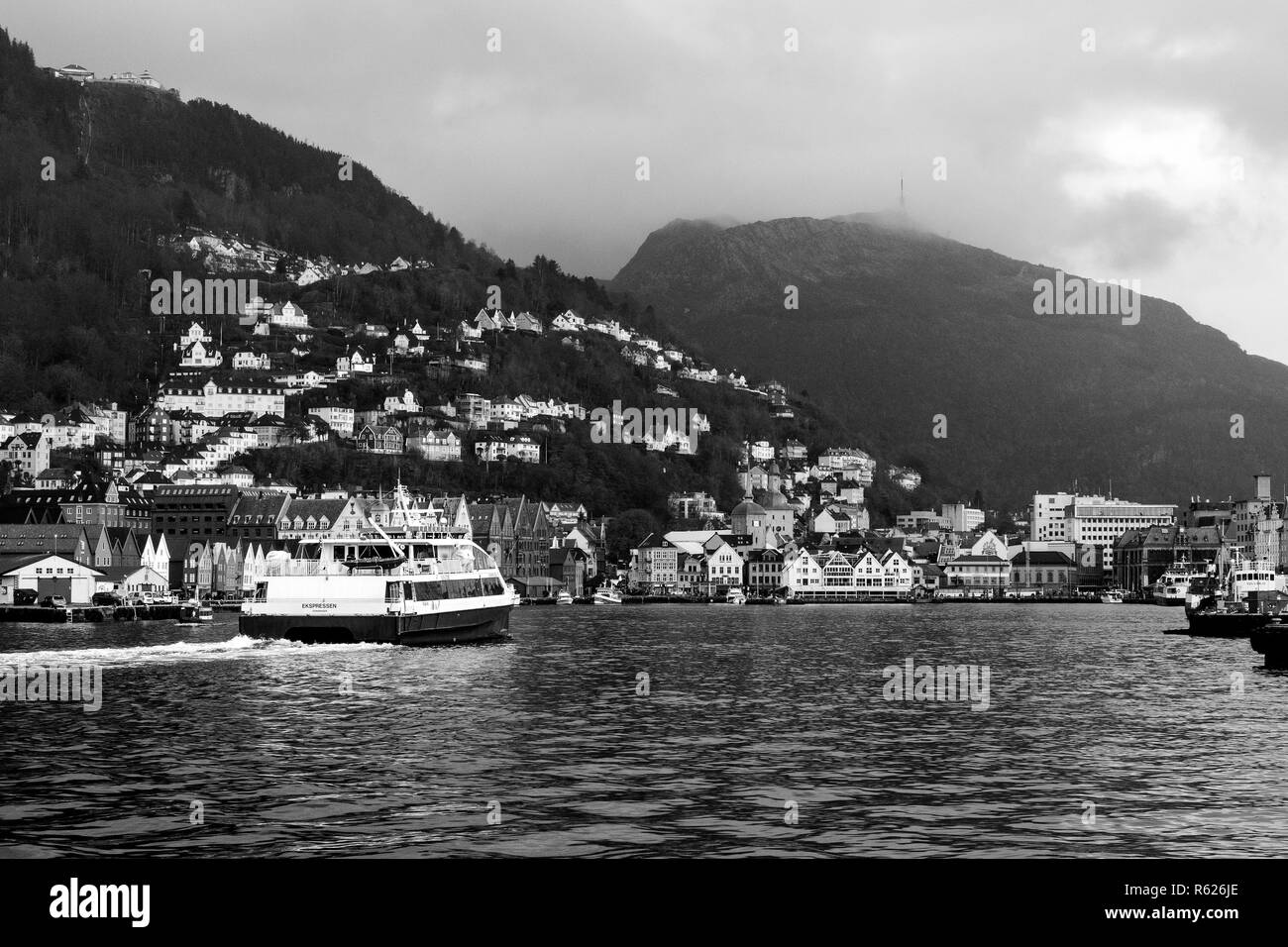 Catamarán de alta velocidad para pasajeros que lleguen Ekspressen m del puerto de Bergen, Noruega. Foto de stock