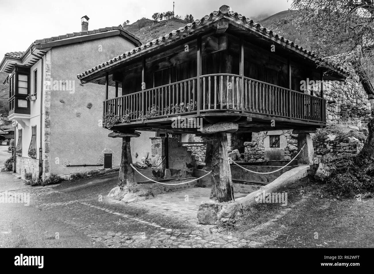 Casa del norte de españa tradicional típica fotografías e imágenes de alta  resolución - Alamy