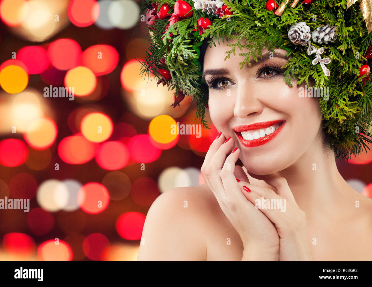 Feliz Navidad mujer sonriente en bright bokeh de fondo sparkle Foto de stock