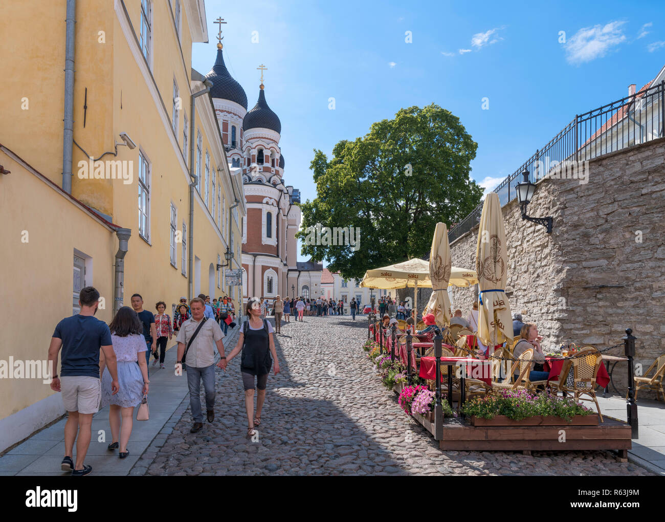 Cafe en Pikk jalg mirando hacia la Catedral Alexander Nevsky,Toompea, Casco antiguo (Vanalinn), Tallin, Estonia Foto de stock