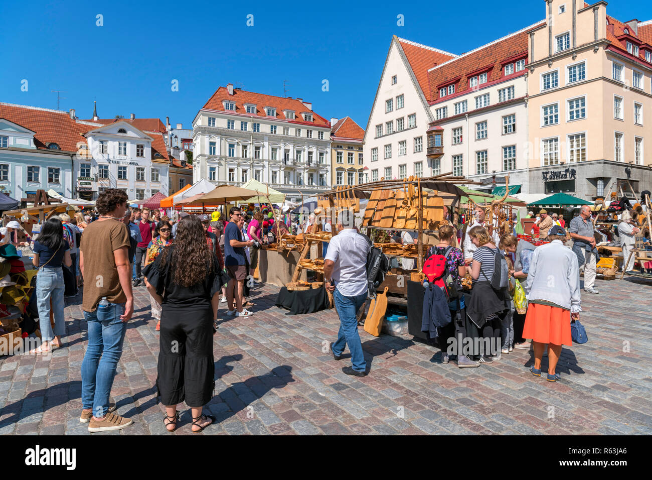 Los puestos de mercado en Raekoja Plats (Plaza del Ayuntamiento) en el casco histórico de la ciudad (Vanalinn), Tallin, Estonia Foto de stock