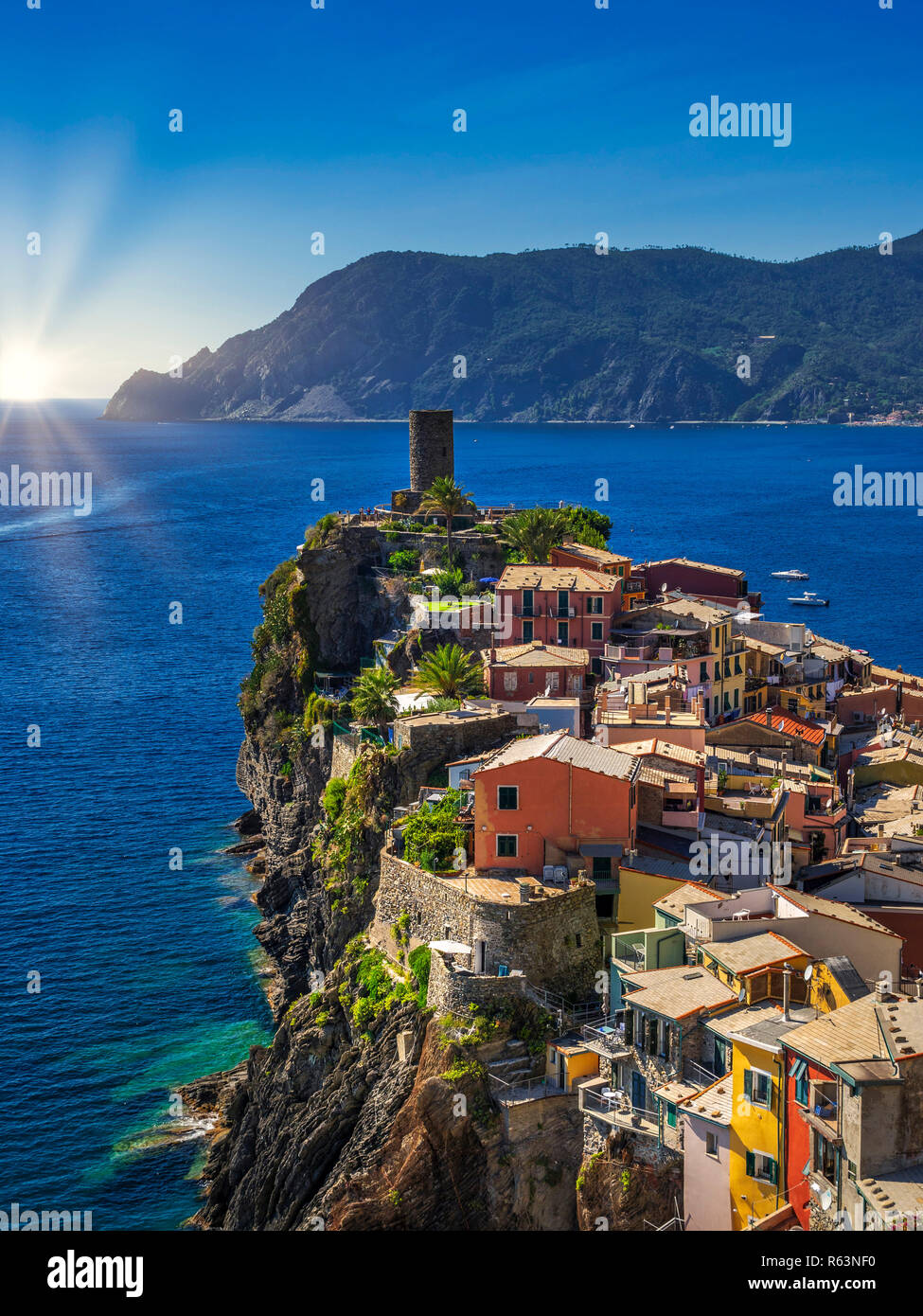 Coloridas casas en la costa, Sitio del Patrimonio Mundial de la UNESCO, Vernazza, Cinque Terre, Liguria, Italia, Europa Foto de stock