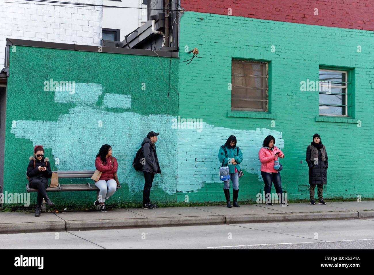 La gente esperando el autobús en una calle de Vancouver, BC, Canadá Foto de stock