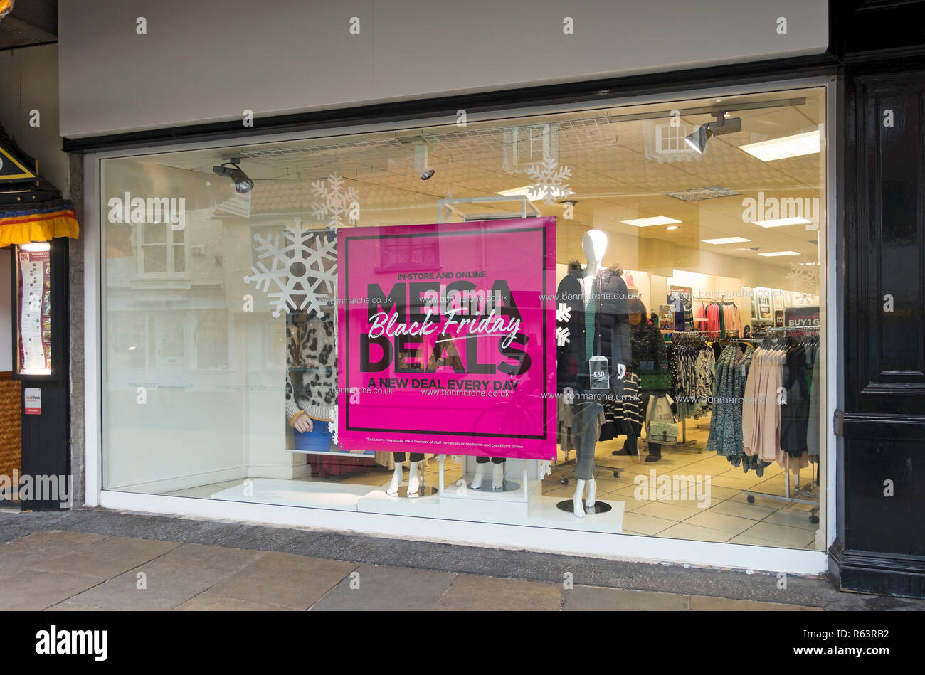 Black Friday firma en Bonmarche ropa tienda minorista tienda tienda tienda  ventana Inglaterra Reino Unido GB Gran Bretaña Fotografía de stock - Alamy