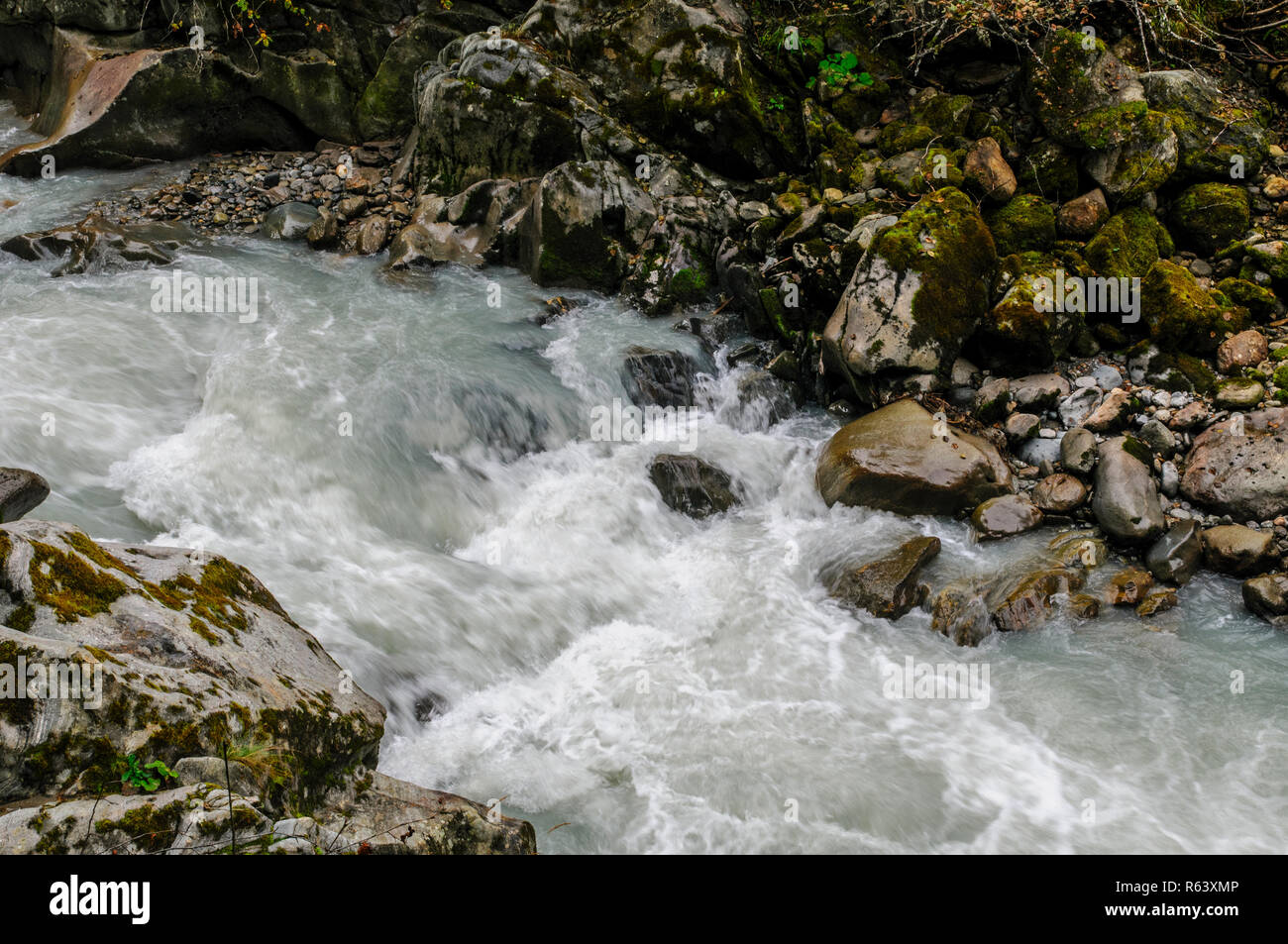 El agua fluye rápido como se ve desde la Wilde Wasser Weg (Wild Water way) trail, Stubaital, Tirol, Austria Foto de stock