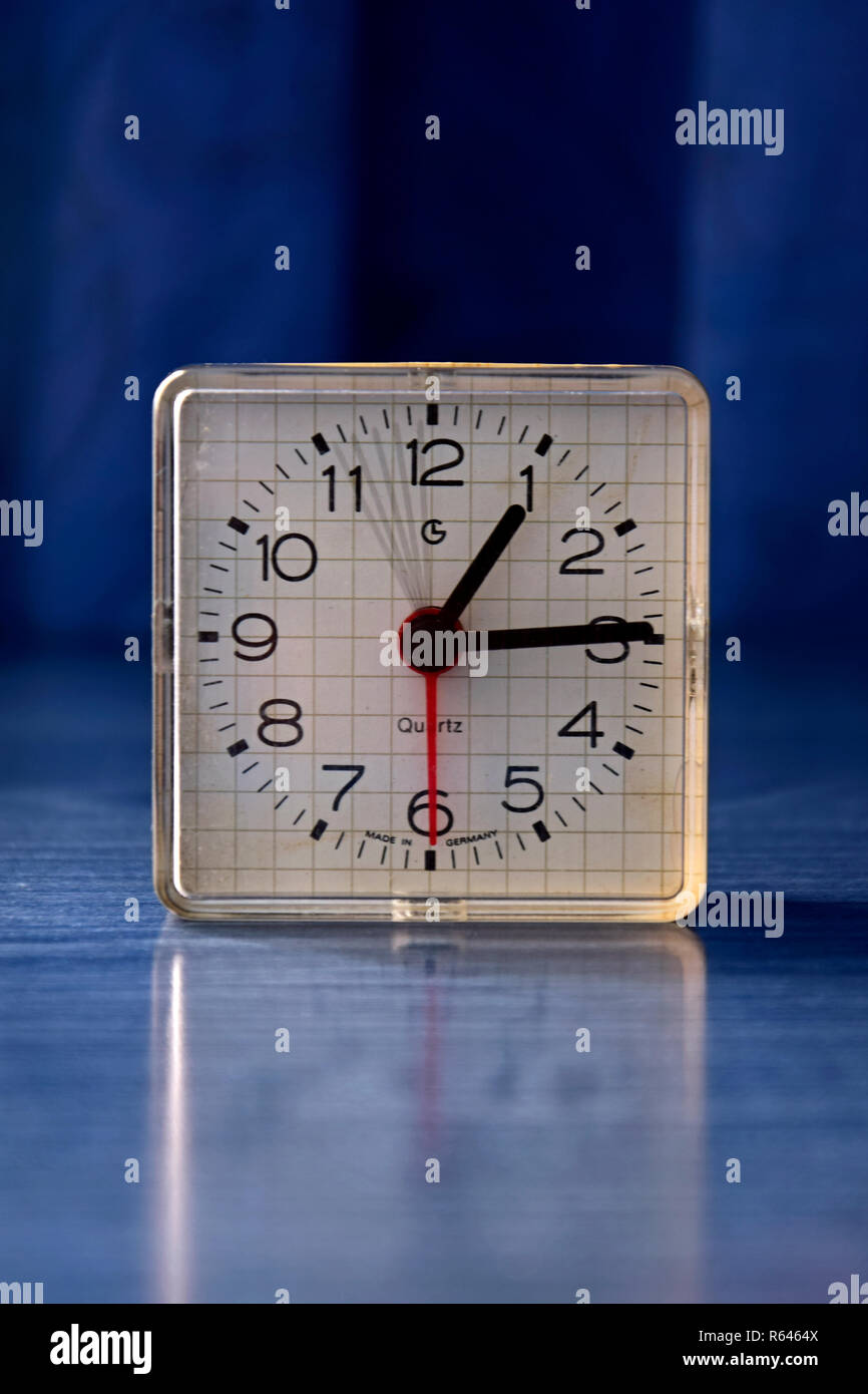 Reloj de cuarzo analógico mostrando en 5 segundo de exposición por lapso de  tiempo el movimiento de la segunda mano, cerca de entorno azul Fotografía  de stock - Alamy