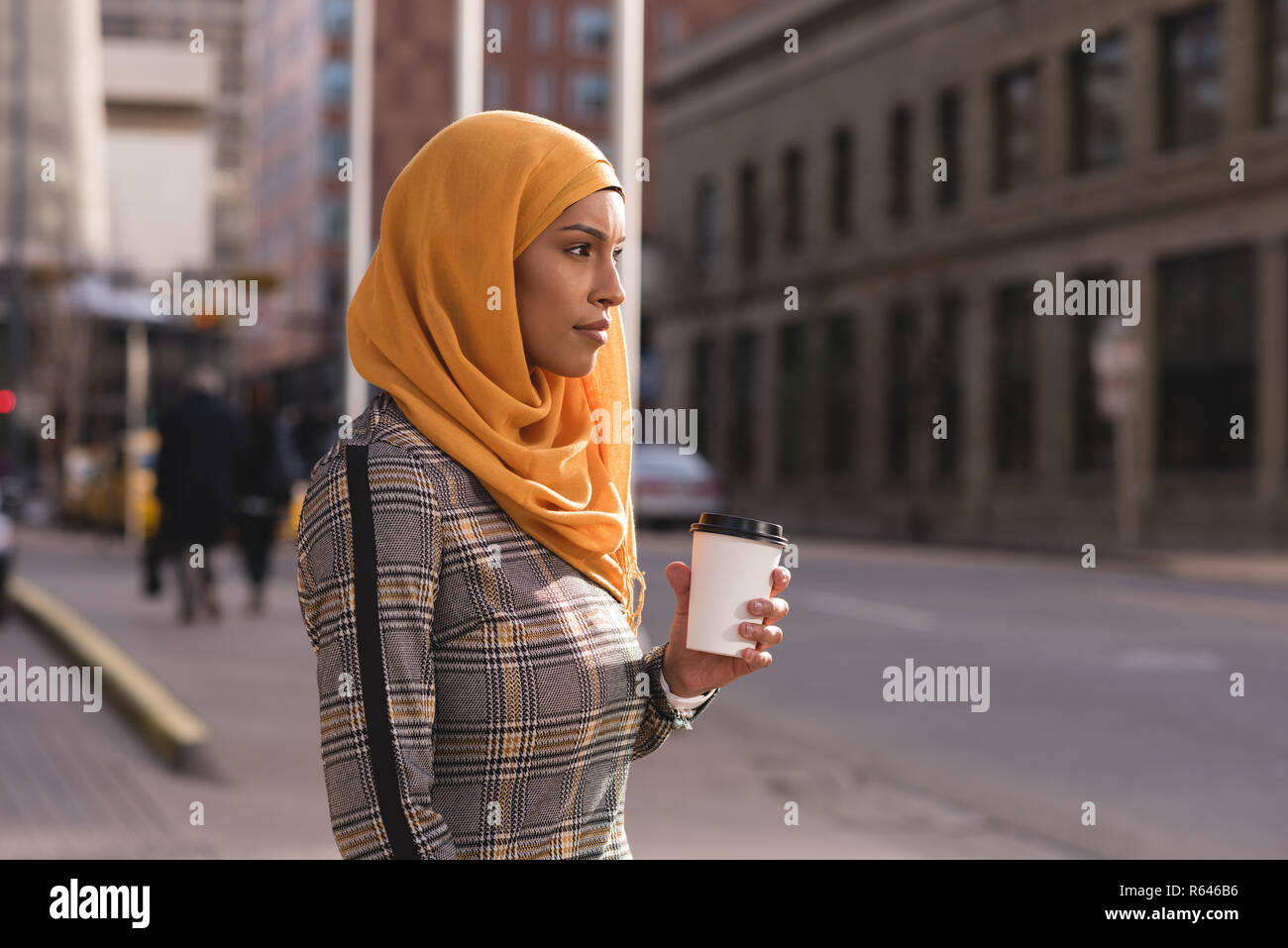 Mujer con café en las calles de la ciudad Foto de stock