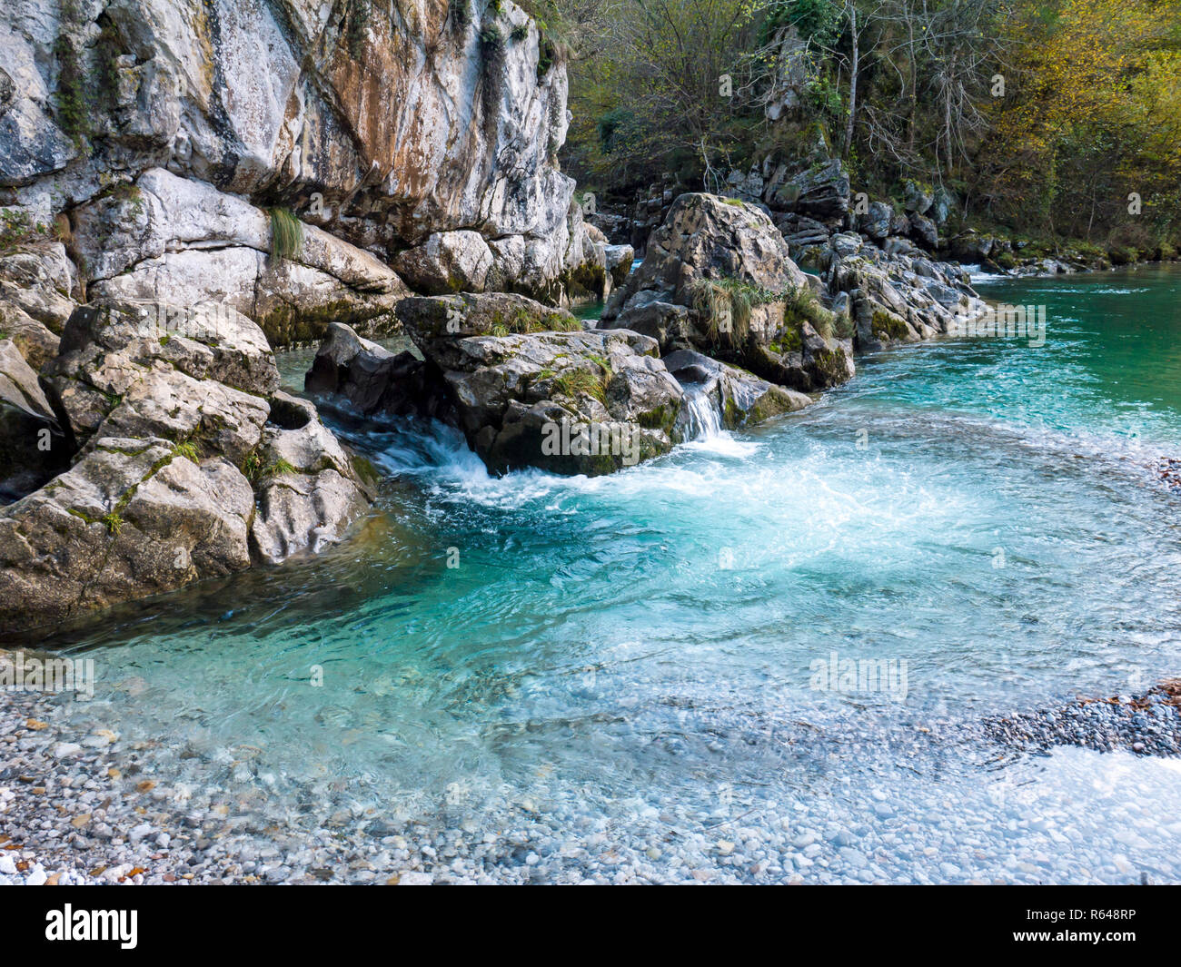 Cristalinas aguas turquesa de la montaña río Dobra en Asturias, en el norte de España Foto de stock