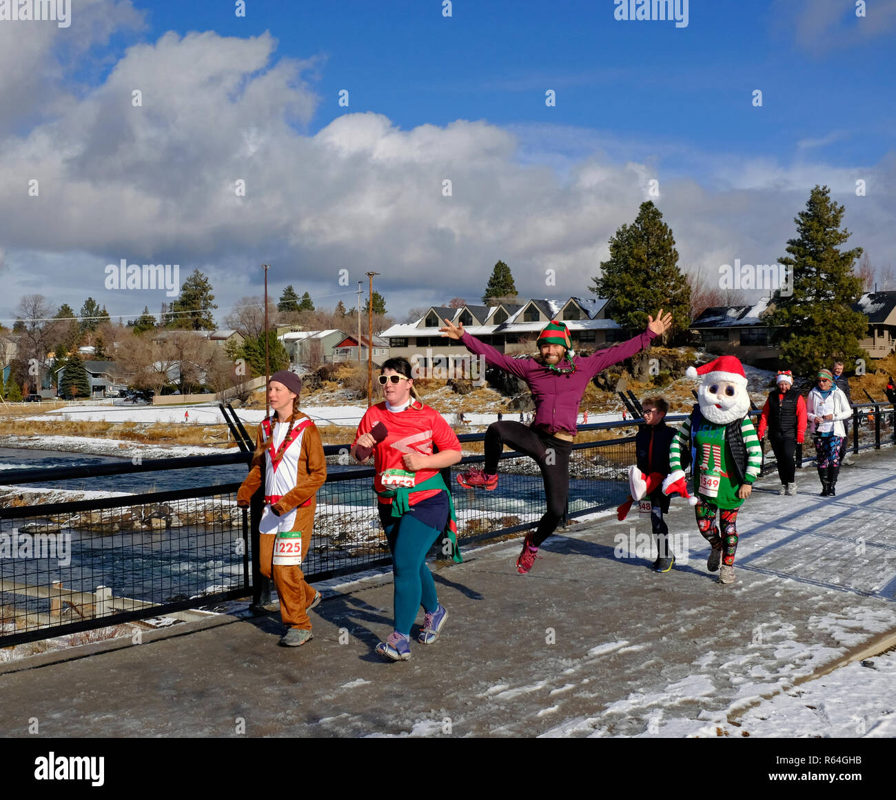 Los corredores y caminantes en traje tomar parte en un evento anual de caridad que apoya a la Fundación de Artritis llamada el Jingle Bell ejecutar, celebrada en Bend, oh Foto de stock