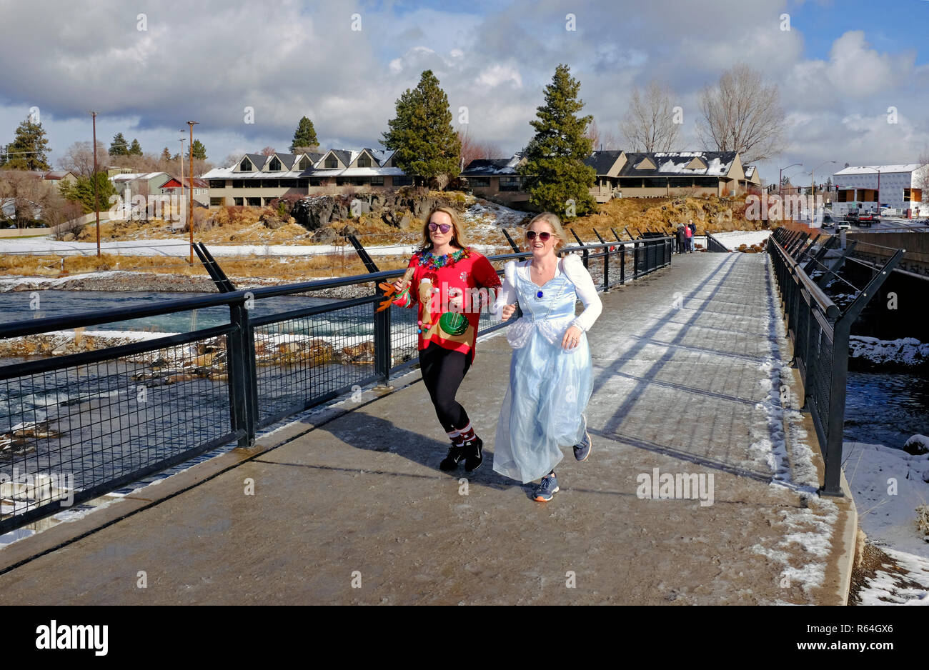 Los corredores y caminantes en traje tomar parte en un evento anual de caridad que apoya a la Fundación de Artritis llamada el Jingle Bell ejecutar, celebrada en Bend, oh Foto de stock