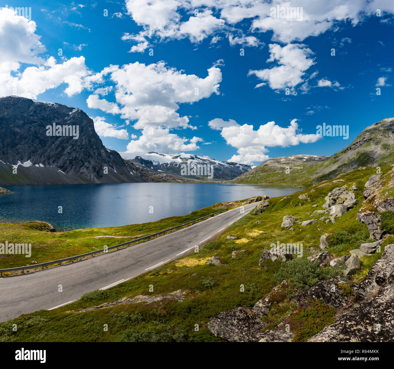 Camino en las montañas de Noruega, Europa Foto de stock