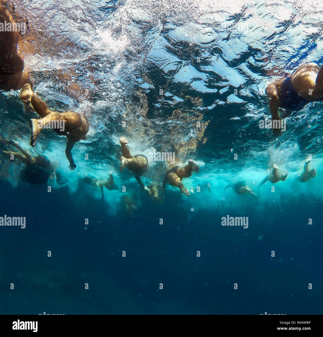 Imagen Submarina de una competición de natación, con muchos nadadores en el océano estilo lenta Foto de stock