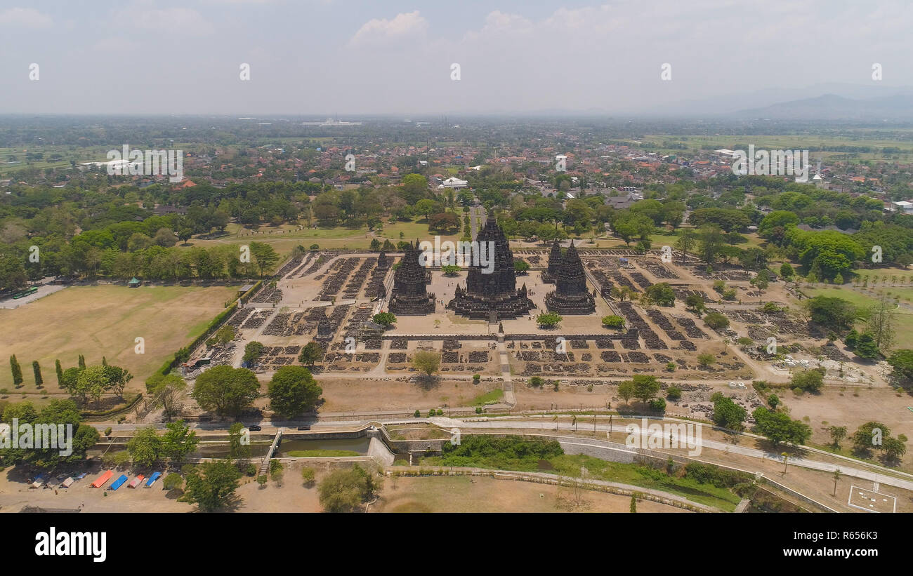 Vista aérea del templo hindú de Prambanan Candi en Indonesia de Yogyakarta, en Java. Rara Jonggrang complejo de templos hindúes. Edificio religioso tall y señaló la arquitectura monumental arquitectura antigua, paredes de piedra talladas. Foto de stock