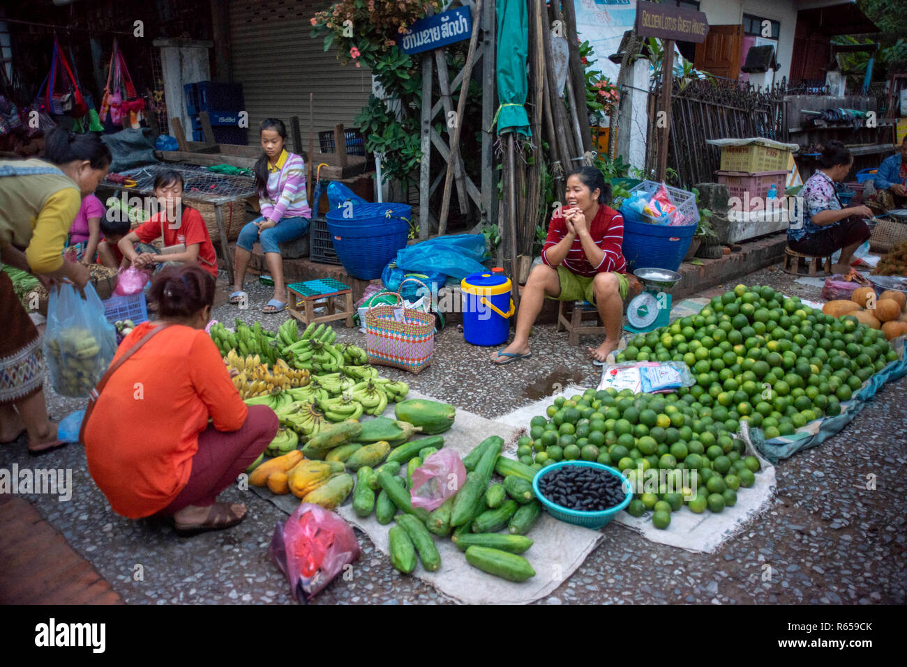 El mercado matinal en Luang Prabang, Laos. Frutas y verduras para la venta. Comenzando temprano en la mañana, los vendedores locales convergen en esta calle en dow Foto de stock