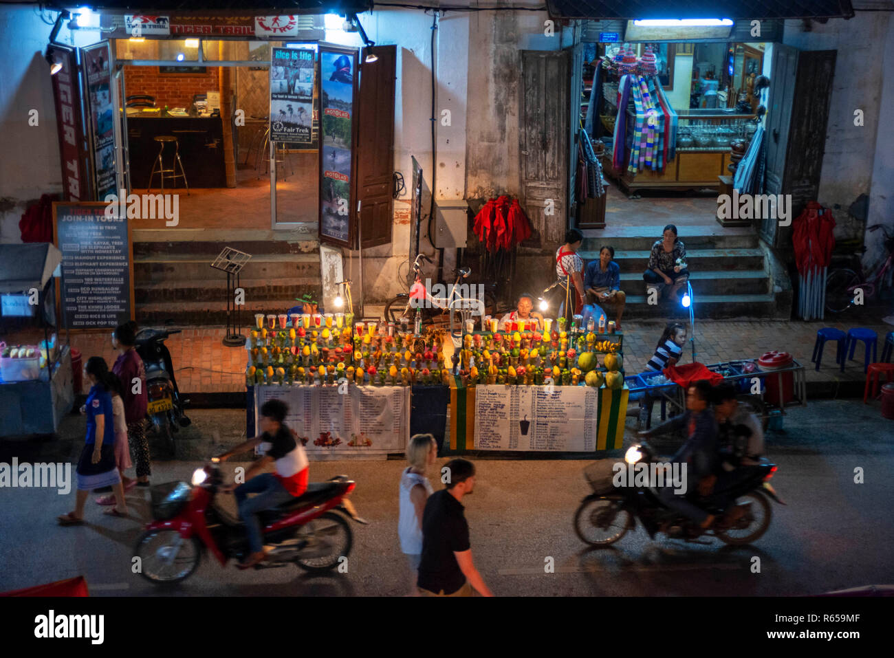 El Mercado Nocturno de Luang Prabang, lugar turístico popular para comprar souvenirs y productos de artesanía ubicado sobre la calle Sisavangvong Carretera en la ciudad de Luang Prabang Foto de stock