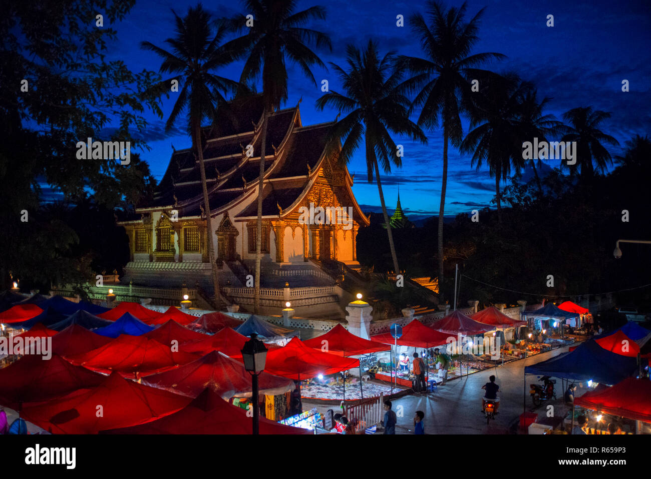 Palacio Real y el Mercado Nocturno de Luang Prabang, lugar turístico popular para comprar souvenirs y productos de artesanía ubicado en Main Street en la ciudad de Luang Prabang Foto de stock