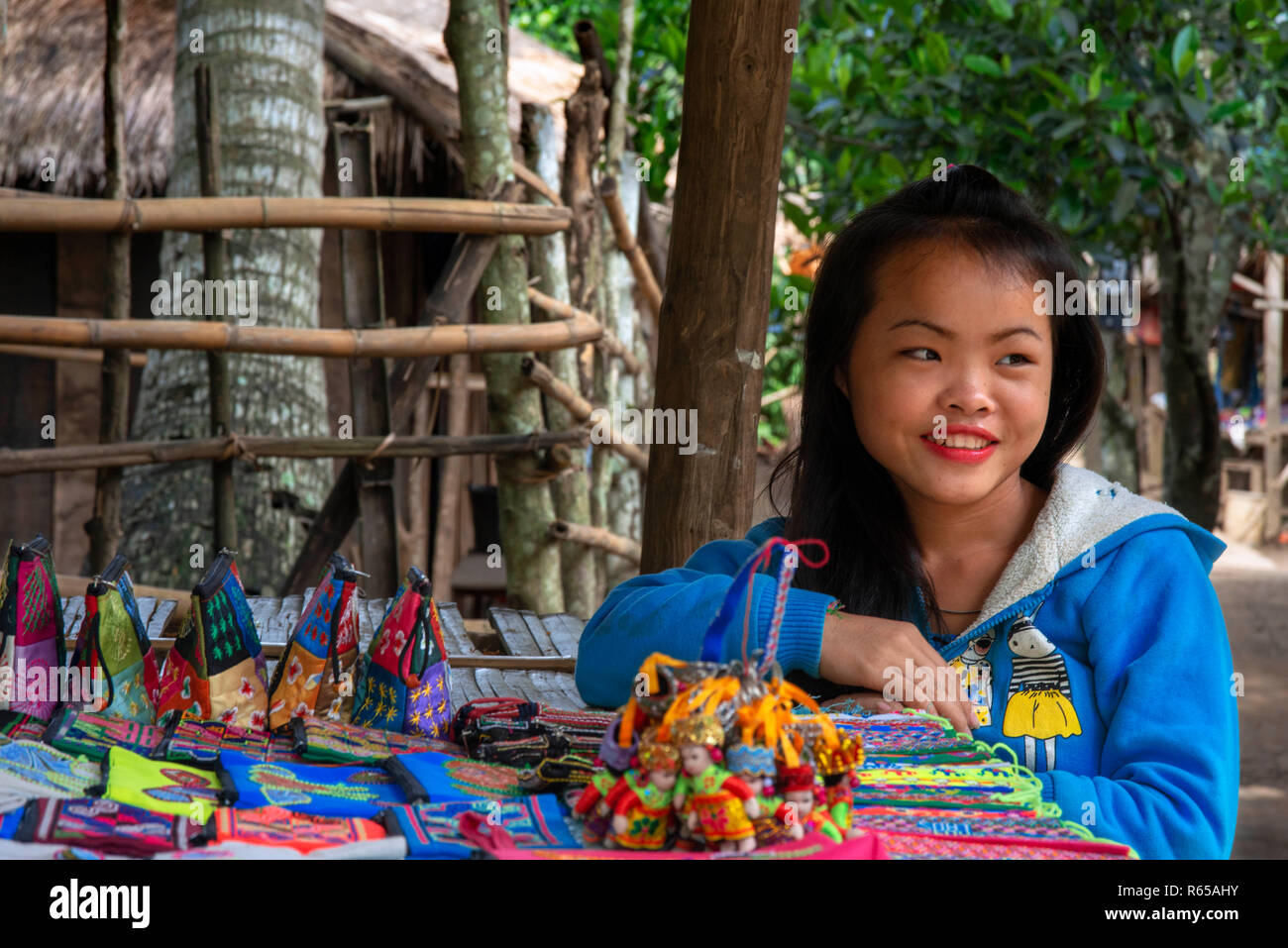 Hmong y Khmu niños vendiendo recuerdos cerca de Luang Prabang Laos Foto de stock