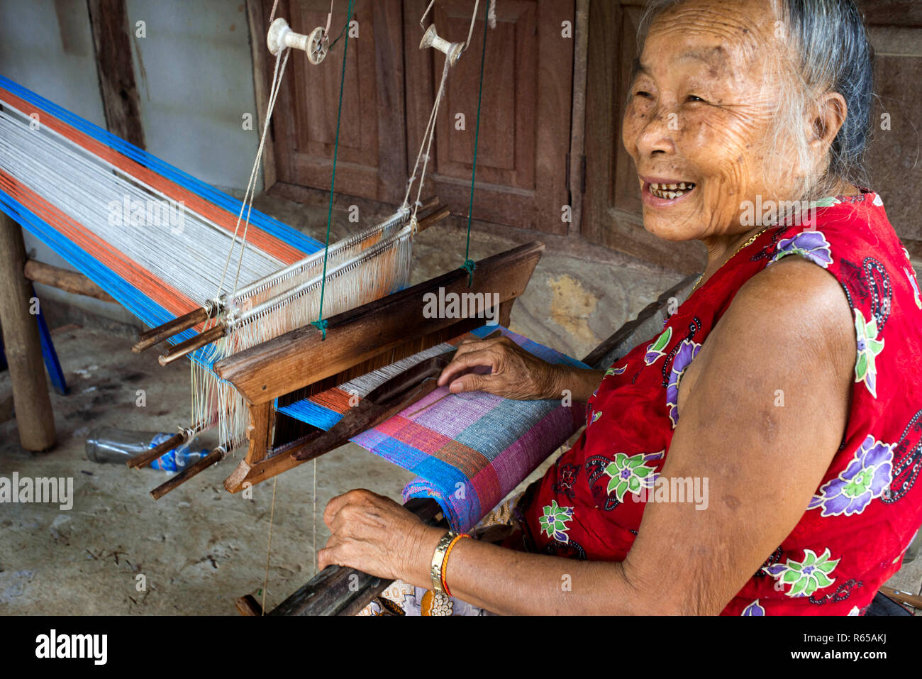 Ropa de mujer haciendo viejo en Luang Prabang, Laos Foto de stock